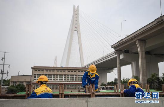  4月30日，來自中鐵七局的建設(shè)者在武漢武九北綜合管廊工程施工現(xiàn)場作業(yè)。新華社記者 肖藝九 攝