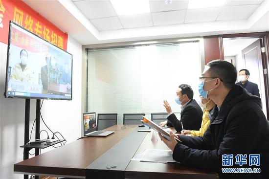  3月11日，在浙江省紹興市上虞區(qū)人社局，上虞區(qū)用人企業(yè)和四川省小金縣務(wù)工人員進(jìn)行網(wǎng)絡(luò)專場招聘。新華社記者 翁忻旸 攝